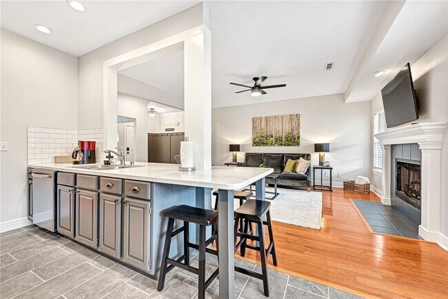 Building Photo - 701 SW Maidstone Ave