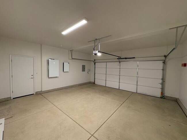 Building Photo - Newly built Woodside home located in Huckl...