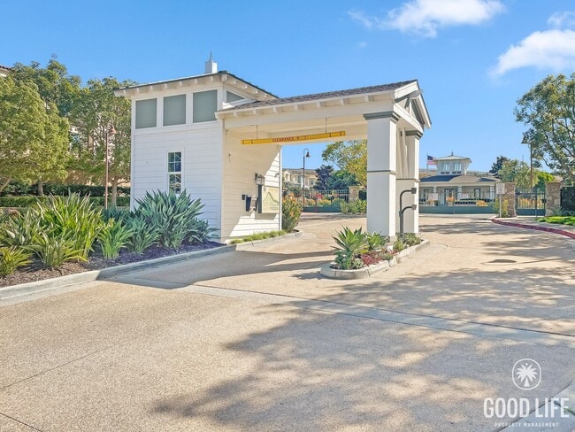 Building Photo - Stunning 3B/3BA Townhome in Oceanside!