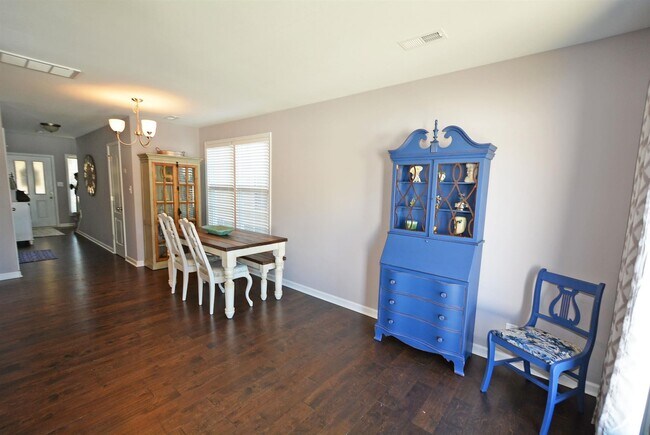 Building Photo - Gorgeous! 3 Bed/2.5 Bath house! Close to I-24! Lawn/Garbage Included!