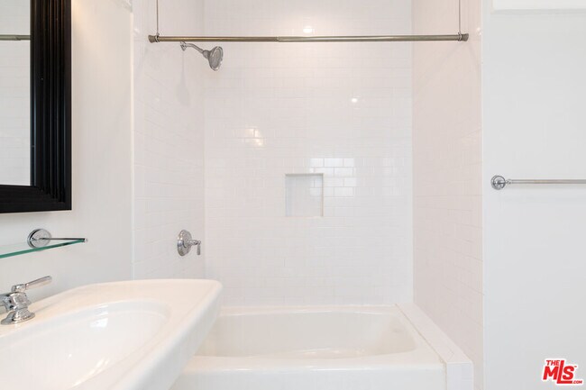 Building Photo - 1109 1/2 Cloverdale Ave