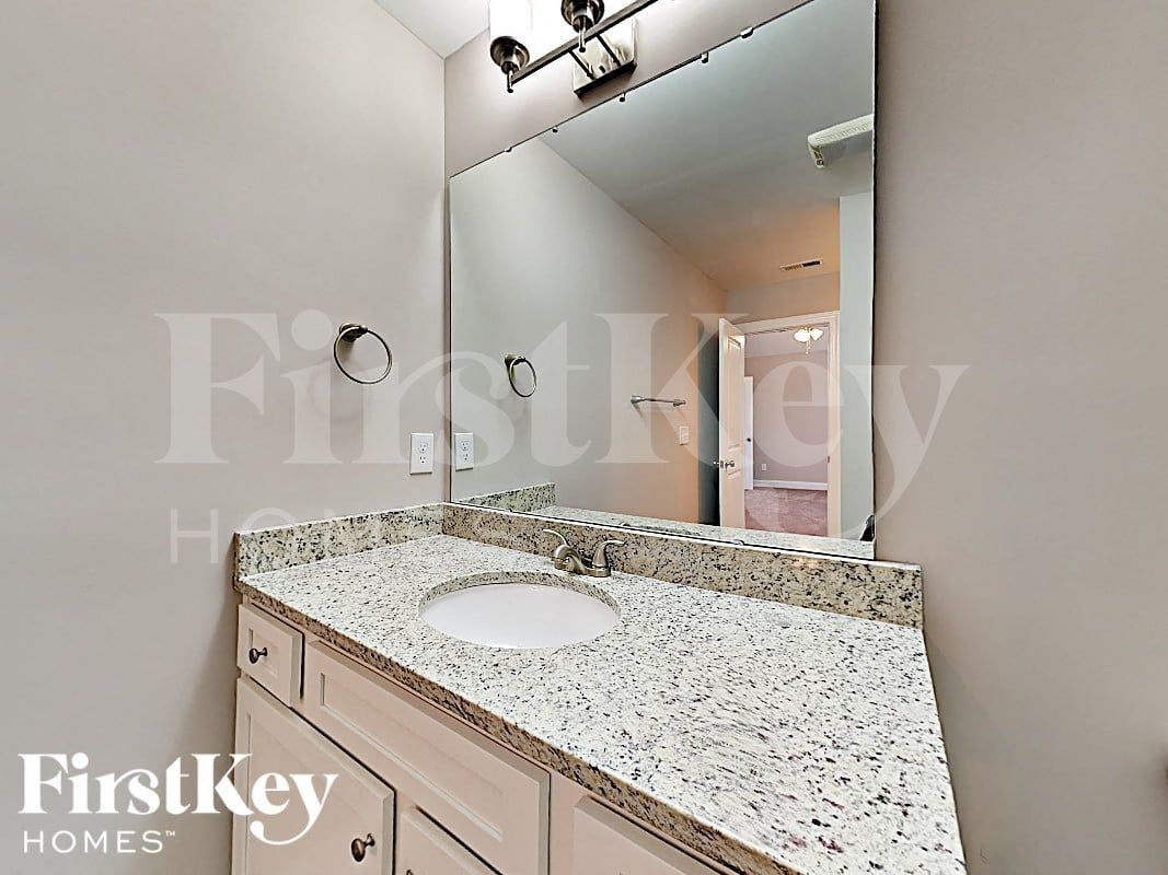 Building Photo - 529 Harris St NW