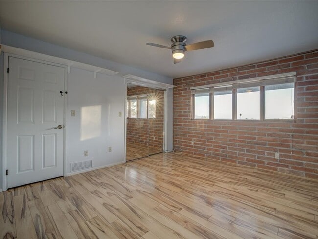 Building Photo - 4 Bedrooms, 3 Bathrooms