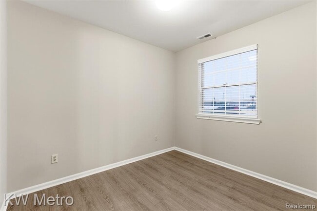 Building Photo - 1563 N Bywood Ave