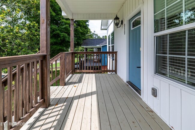 Building Photo - 619 Midlake Dr NE