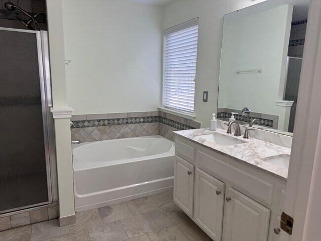 Building Photo - Four Bedroom Home in Curtis Pond