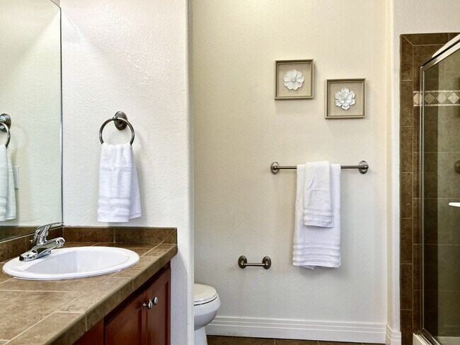 Building Photo - Bright & Peaceful 2 Bed, 2 Bath Corner Con...