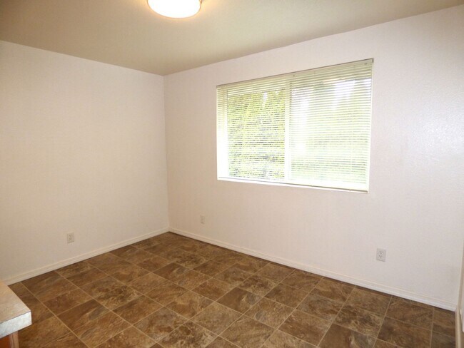 Building Photo - Rent Special: April's Rent FREE!! 2 Bedroom 1 Bath Unit NE Salem!