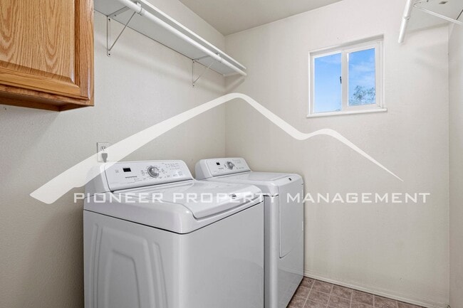 Building Photo - Prime Location - 2 bd, 2 bath, washer/drye...