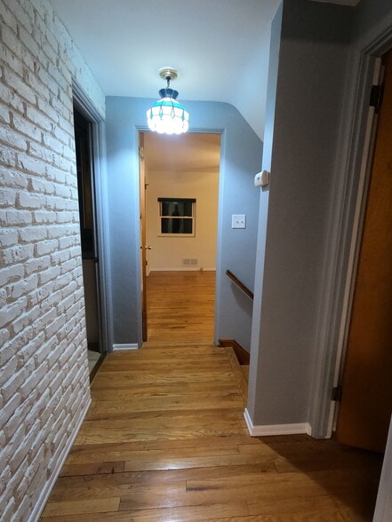 2nd floor hallway looking toward master bedroom - 1714 Fair Acres Ave
