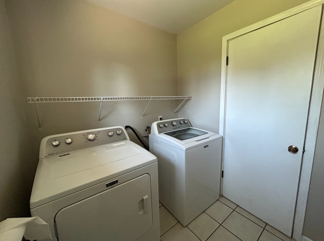 Building Photo - 3 Bed, 1.5 Bath with Spacious Backyard!