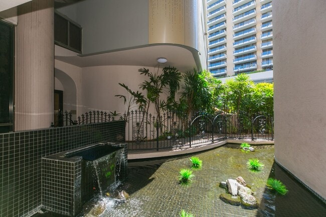 Building Photo - Canterbury Place - Fully renovated with hi...