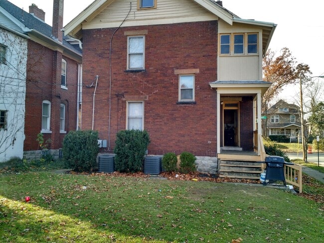 Building Photo - 2142 Summit St