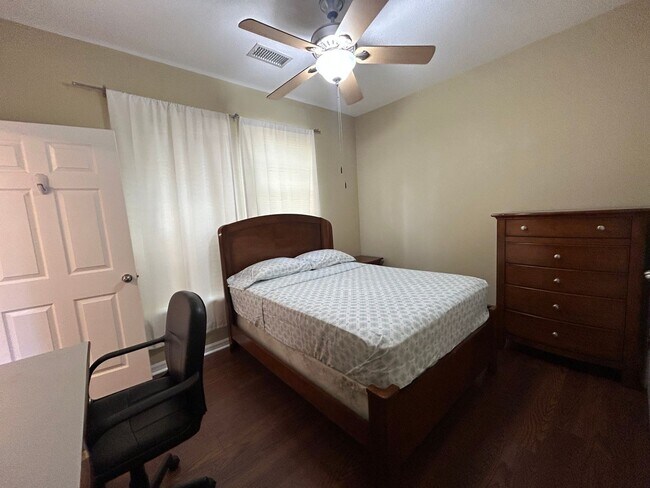Building Photo - Walk to UF! Spacious & Furnished 3BD Condo...