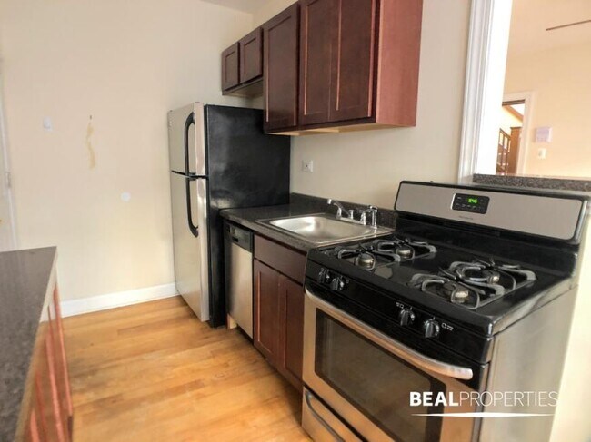 Building Photo - 0 bedroom in CHICAGO IL 60657