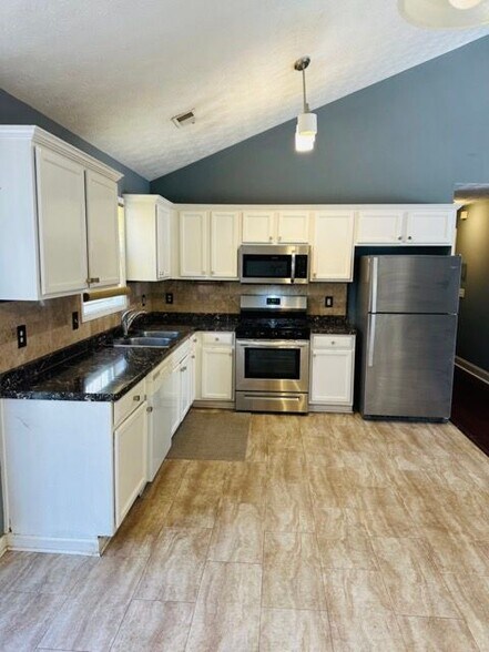 Building Photo - 375 Shadetree Ln