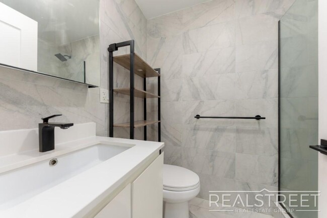 Building Photo - Stunning Renovated 2BR in Bushwick with St...