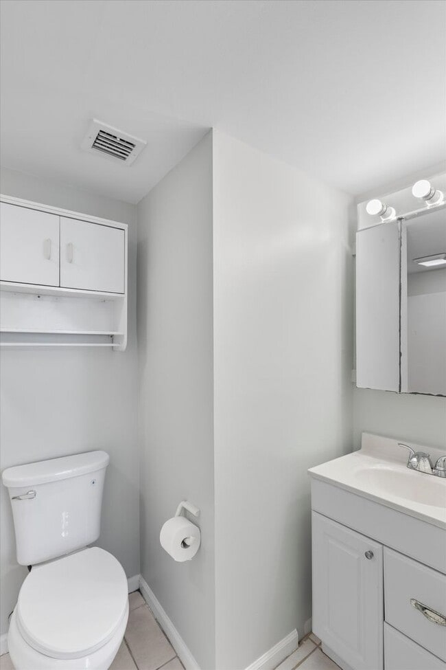 Building Photo - Spacious 3 Bedroom Townhome Available Now!