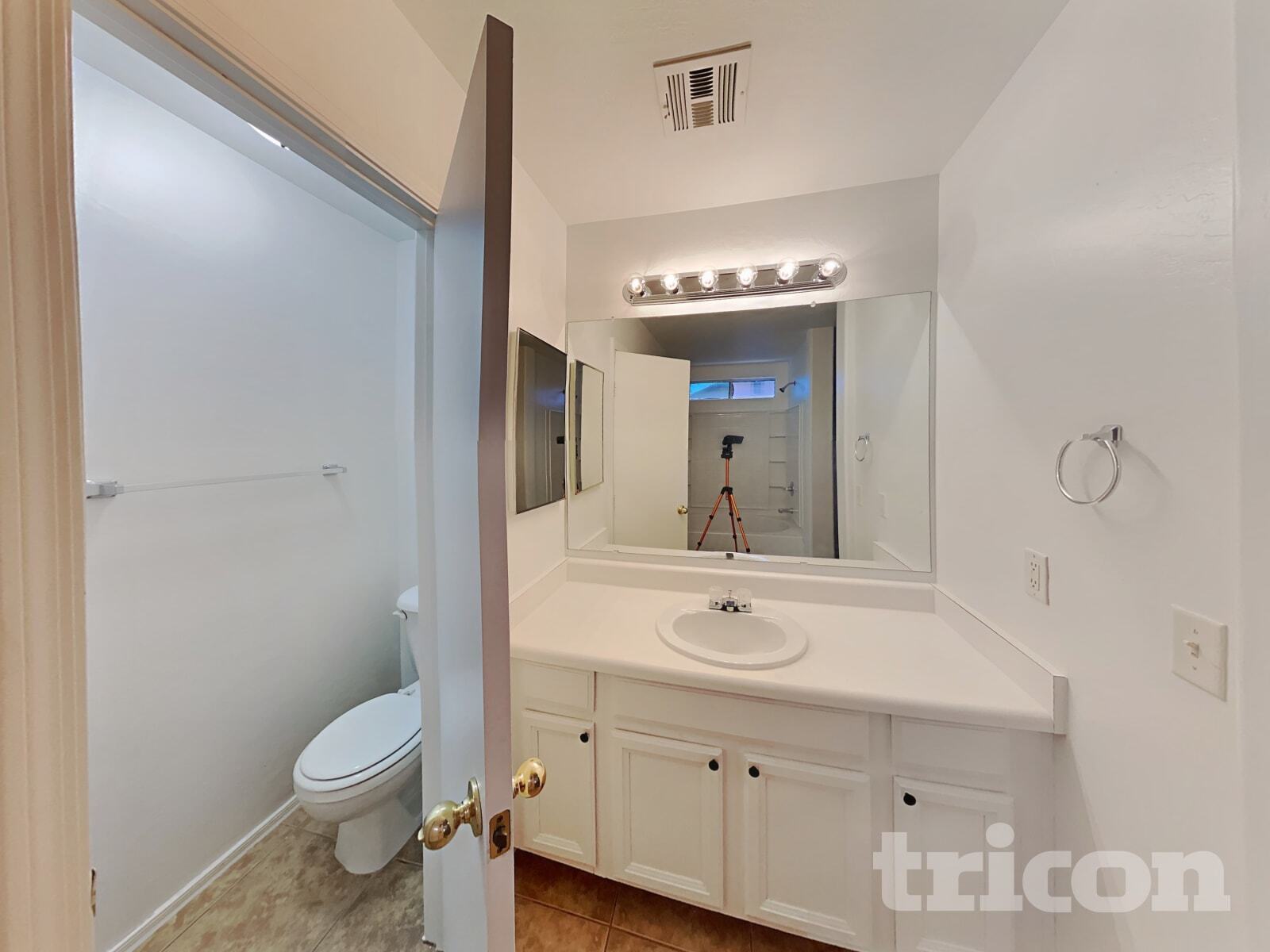 Building Photo - 3921 W Irwin Ave