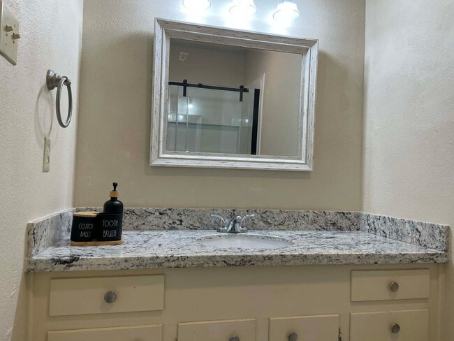 Building Photo - 9410 Mapes St