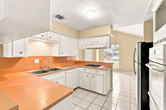 Building Photo - 703 Conestoga Cir