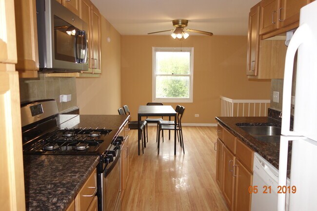 Building Photo - 300 Meadow Ct