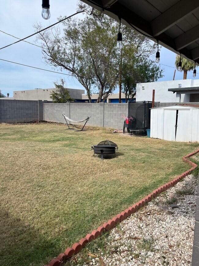 Building Photo - 1506 E Clarendon Ave