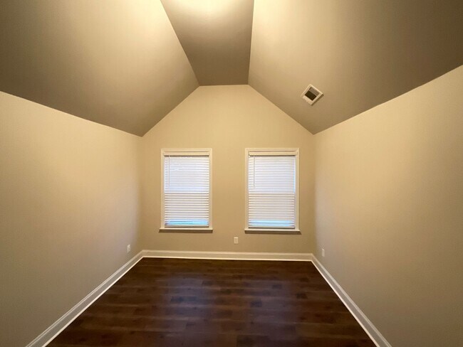 Building Photo - 688 Tree Top Trl