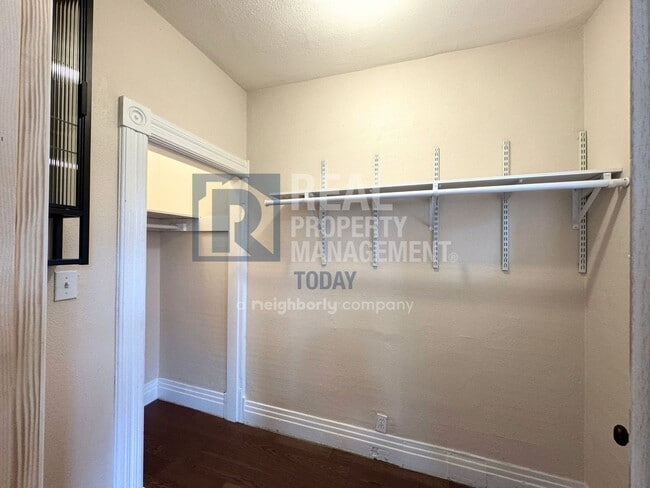 Building Photo - Charming Historic 3 Bedroom!