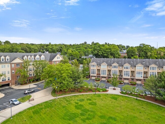 Building Photo - Private, light filled end unit townhome: 3 bed, 2.5 bath, 2,400 sq ft