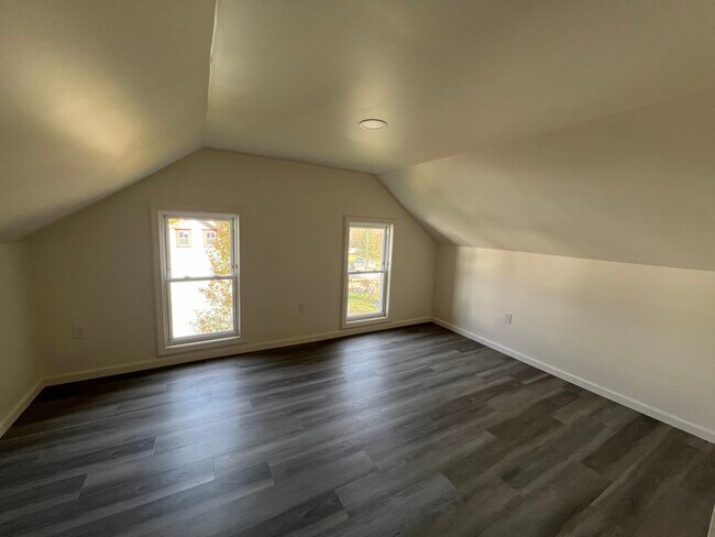 Building Photo - 425 Center St