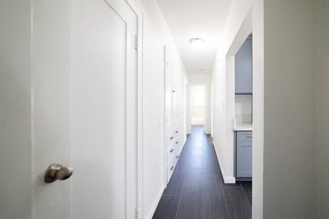 Building Photo - Bright and airy 2-bedroom 2-bath in Mid- City