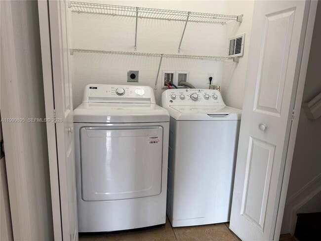 Building Photo - 8800 NW 107 Ct