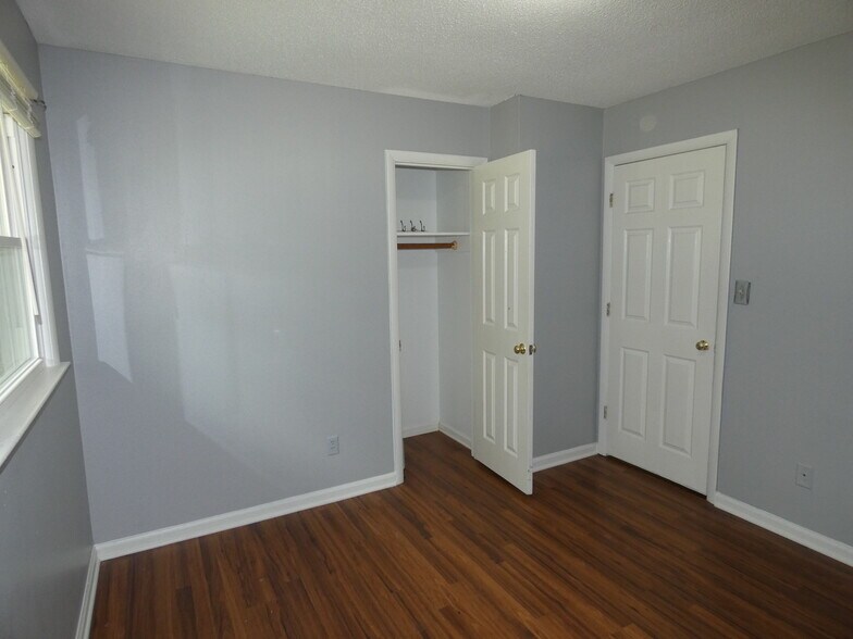 Building Photo - 5800 Meadowbrook Rd