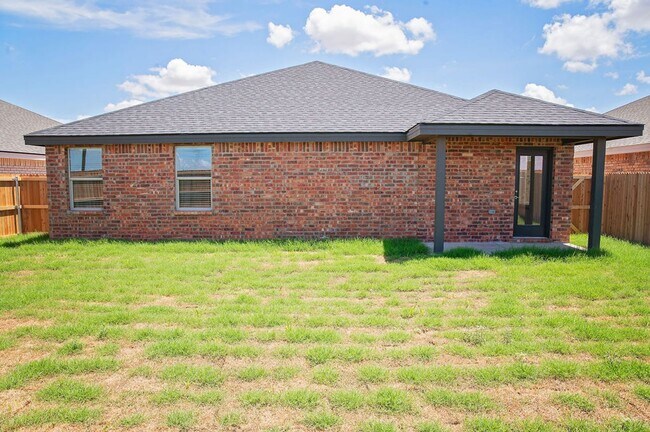 Building Photo - Move-In Ready & Made for Memories