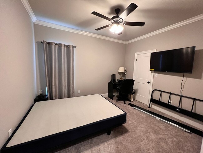 Building Photo - 4 BEDROOM/3 BATH SPACIOUS IN GATED COMMUNITY