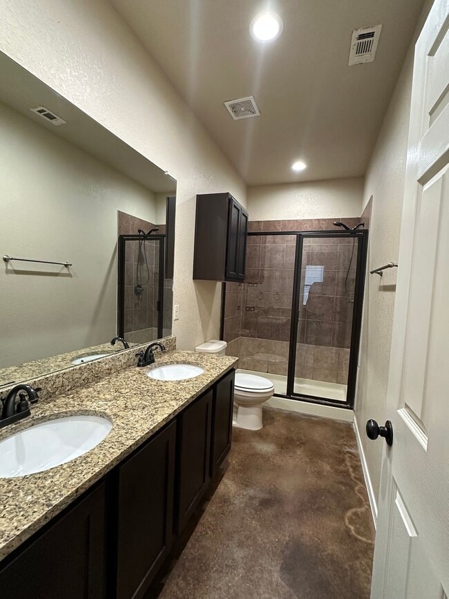 Building Photo - Spacious 3/2 Duplex in New Braunfels