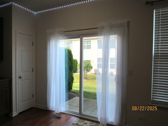 Building Photo - 410 S Jade Ln