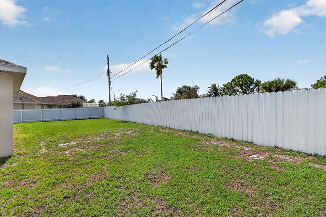 Building Photo - Renovated 4 Beds 2 Baths Single Family on Over a QTR Acre lot | Huge Yard