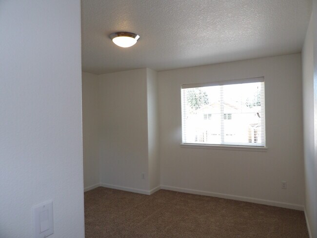 Building Photo - Beautiful Home!  Close to Downtown Hillsboro!