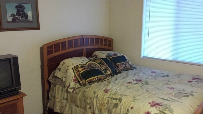 Building Photo - 1037 E Country Club Blvd