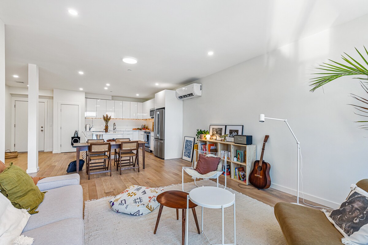 Building Photo - 123 Friendship St