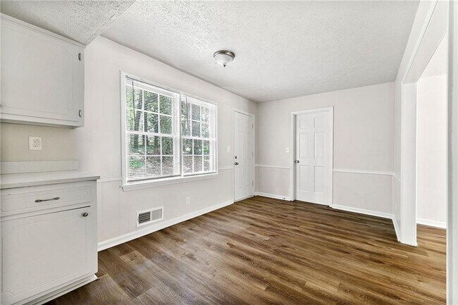 Building Photo - 208 S Rockborough Ct
