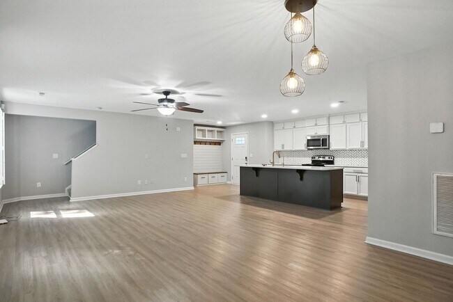Building Photo - Fully Updated and Move-In Ready with Excep...