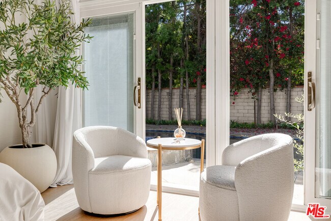 Building Photo - 367 S Oak Ave