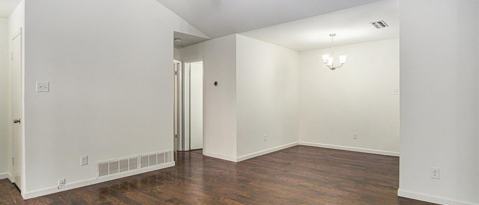 Building Photo - 2107 Mistletoe Ave