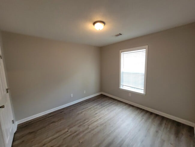 Building Photo - 1234 Longpoint Dr