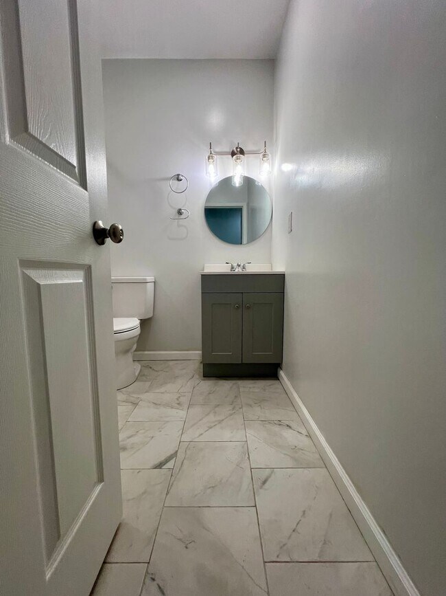 Building Photo - Newly Renovated 2-Bedroom Apartment in Hunting Park! PHA ACCEPTED!