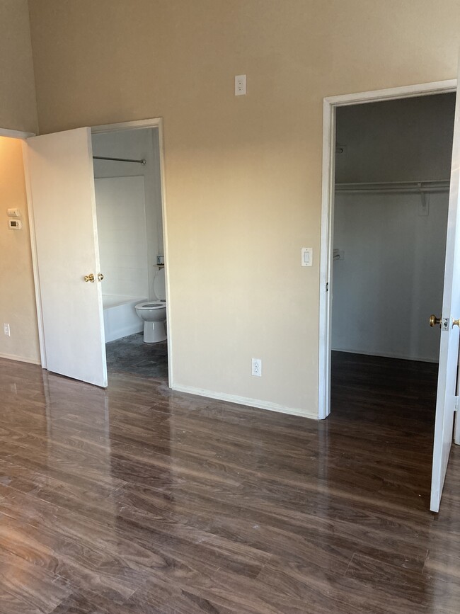 Main Bedroom with en-suite bathroom - 532 Venice Way