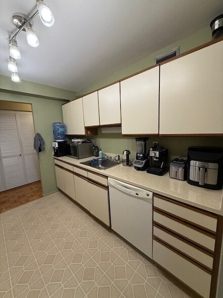 Building Photo - 893 Farmington Ave